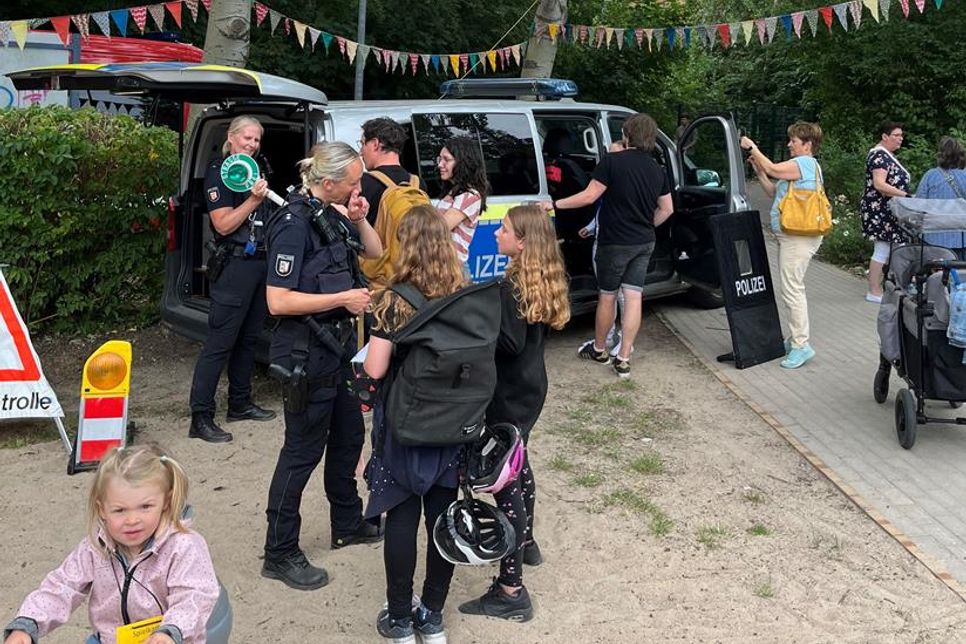 Auch zahlreiche Institutionen wie das THW, das DRK, die Freiwillige Feuerwehr Neustadt, die Polizei und der Deutsche Kinderschutzbund beteiligten sich mit Mitmachaktionen und Infoständen.