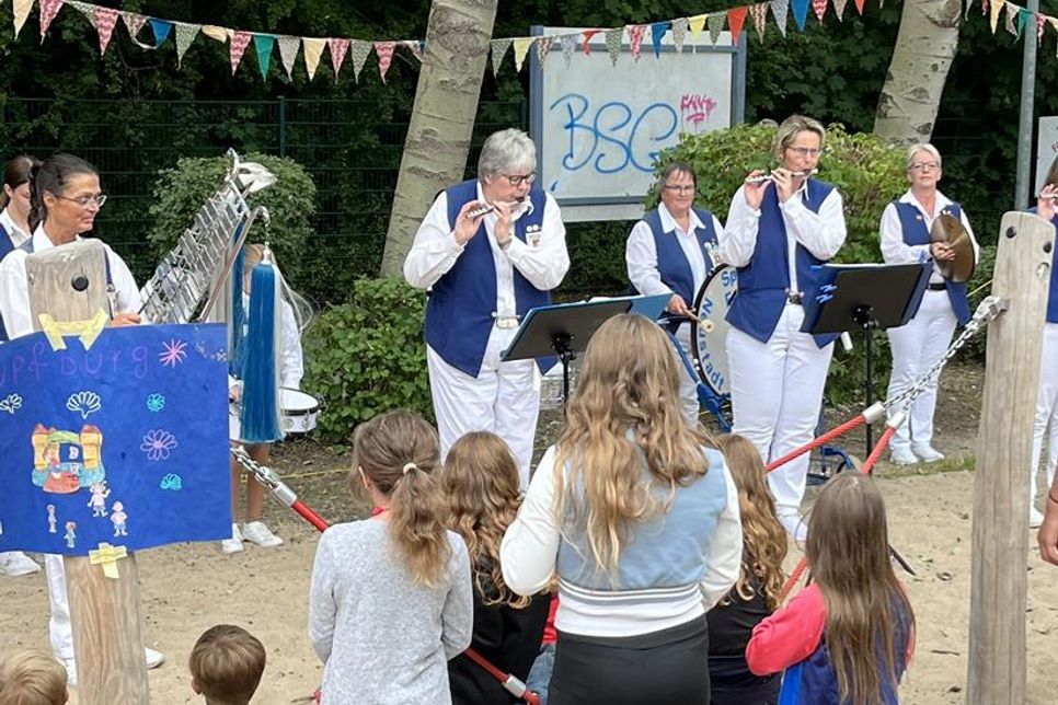 Um musikalische Stimmung kümmerte sich der Neustädter Spielmanns- und Fanfarenzug, der mit fröhlichen Klängen das Fest untermalte.