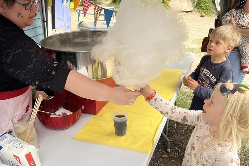 Kulinarisch verwöhnt wurden die Besucher mit selbst gebackenem Kuchen, Grillspezialitäten und Zuckerwatte.
