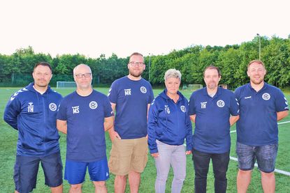 Sie lenken den BSG-Herrenfußball in der Saison 2024/2025 (v.l.): Daniel van Ingen (Co-Trainer 1. Herren), Mario Schneider (Trainer 1. Herren), Marten Rahn (Fußballobmann), Regina „Tini“ Gumprecht (Betreuerin 1. Herren), Thorsten Haase (Torwart-Trainer) und Marcel „Celli“ Clasen (Trainer 2. Herren). Auf dem Foto fehlen Sören Hüttmann (Co-Trainer 1. Herren) und Henrik Weede (Co-Trainer 2. Herren).