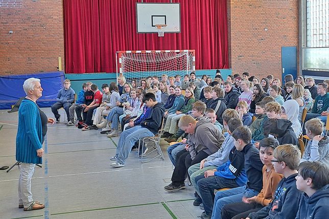 Insgesamt waren 150 Schüler zu den beiden Konzerten in die Turnhalle gekommen.