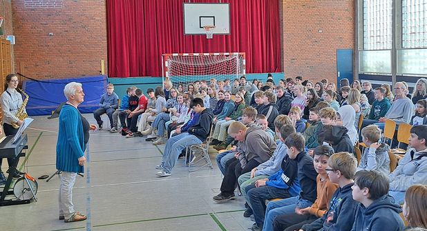 Insgesamt waren 150 Schüler zu den beiden Konzerten in die Turnhalle gekommen.