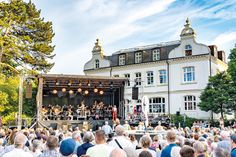 Die PlatzKonzerte auf dem Timmendorfer Platz gehören jedes Jahr zu den Highlights des Sommers.