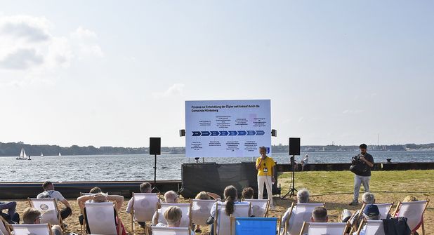 Hildegard Mersmann, Bürgermeisterin der Gemeinde Mönkeberg, berichtet über die Flächenentwicklung der Ölpier in Mönkeberg.