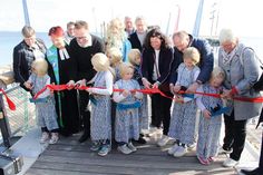 Das obligatorische Durchschneiden des roten Bandes im Beisein von Neptun und seinen Nixen, Bürgervorsteherin, Pastorin, Minister Madsen, Bürgermeisterin, Landrat und Kreispräsidentin.