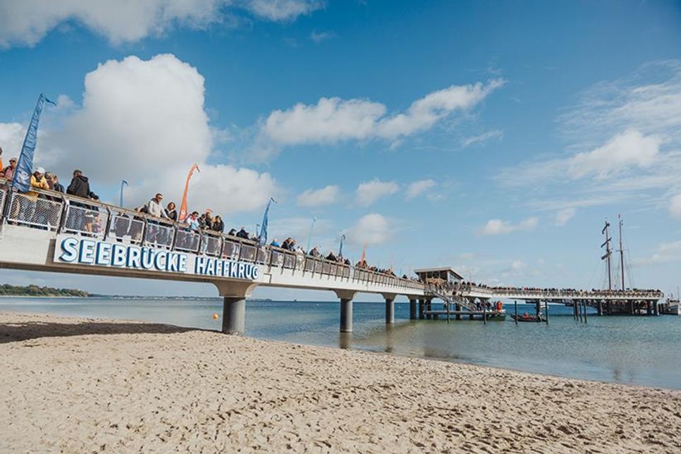 Die Besucher strömen auf die frisch eröffnete Seebrücke in Haffkrug.