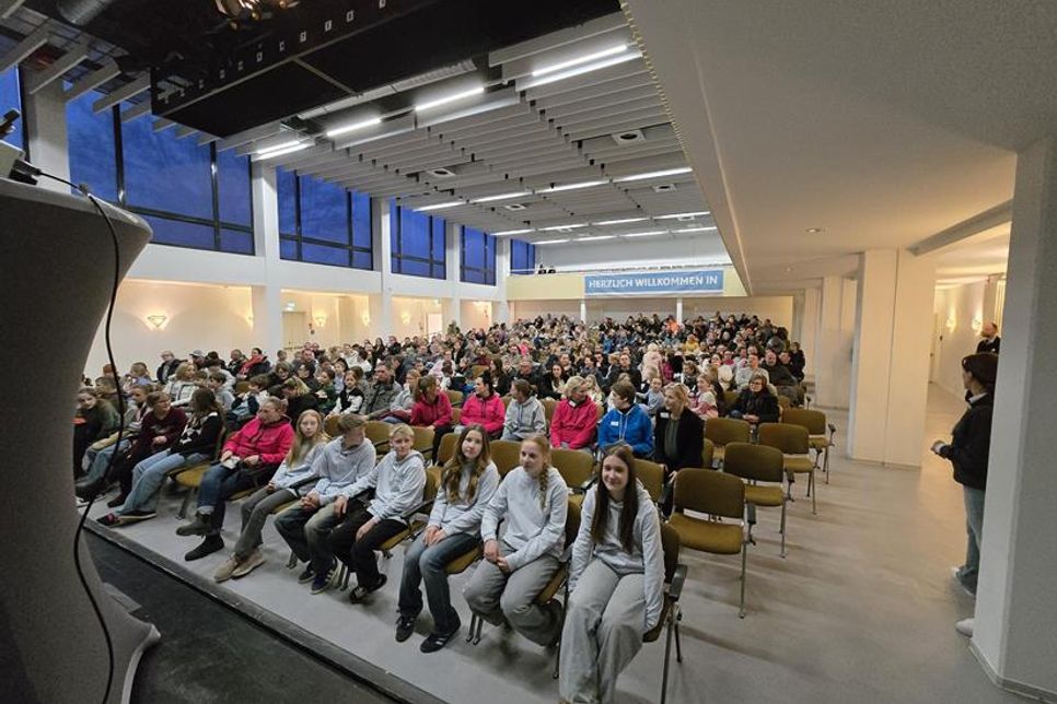 In der Aula der Jacob-Lienau-Schule wurden die Viertklässler mit ihren Familien begrüßt.