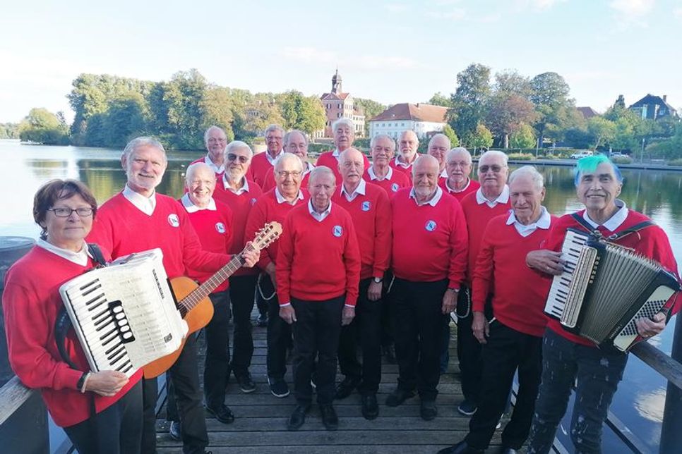Eröffnen das große Jubiläums-Fest in Eutin am Sonntag: Das Blasorchester des TSV Lensahn kommt in großer Besetzung auf den alten Marktplatz.