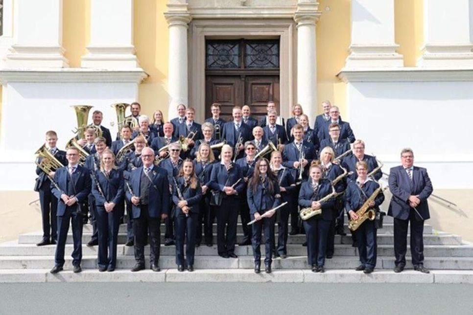 Eröffnen das große Jubiläums-Fest in Eutin am Sonntag: Das Blasorchester des TSV Lensahn kommt in großer Besetzung auf den alten Marktplatz.