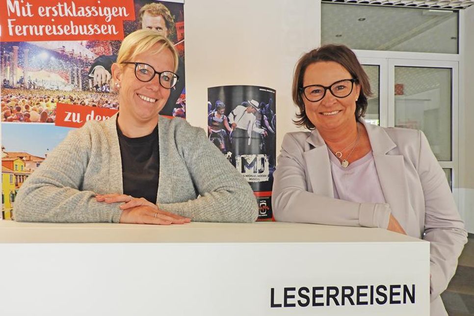 Die Leser-Reisen-Crew informiert über neue Angebote und hat den druckfrischen Katalog dabei.