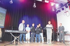 Für ihre sportlichen Erfolge wurden Mattis Krause  (2.v.li.), Angel Radu (mi.) und Kirill Schleining im Beisein ihrer Trainer Martin Krause (3.v.re.) und Mirko Krause (li.) von Bürgermeister Thomas Keller (2.v.re.) und Bürgervorsteher Daniel Thomaschewski ausgezeichnet.