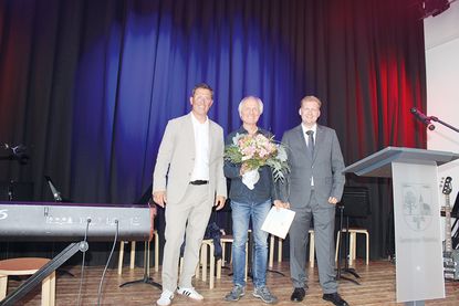 „Du hast es verdient, dass Du diese Auszeichnung sozusagen für Dein ,Lebenswerk‘ von uns bekommst“, sagte Ratekaus Bürgermeister Thomas Keller bei der Verleihung des Umweltpreises mit Bürgervorsteher Daniel Thomaschewski an Jürgen Leicher.