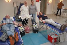 Hand in Hand. Blutspender Michael Revenstorf, Arzthelferin Bianka Noack vom DRK-Blutspendedienst Nord-Ost, stellvertretende Leitung des örtlichen Blutspendedienstes Ellen Kurth vom Ortsverein Neustadt/Schashagen sowie Blutspender Jan Hering (v. lks.).