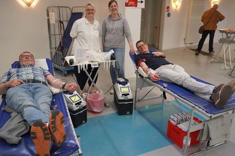 Hand in Hand. Blutspender Michael Revenstorf, Arzthelferin Bianka Noack vom DRK-Blutspendedienst Nord-Ost, stellvertretende Leitung des örtlichen Blutspendedienstes Ellen Kurth vom Ortsverein Neustadt/Schashagen sowie Blutspender Jan Hering (v. lks.).