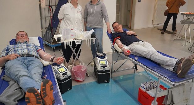 Hand in Hand. Blutspender Michael Revenstorf, Arzthelferin Bianka Noack vom DRK-Blutspendedienst Nord-Ost, stellvertretende Leitung des örtlichen Blutspendedienstes Ellen Kurth vom Ortsverein Neustadt/Schashagen sowie Blutspender Jan Hering (v. lks.).