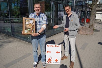 Vom Blutspendedienst Nord-Ost erhielt Michael Revenstorf (lks.) einen Präsentkorb mit regionalen Spezialitäten sowie die Einladung zu einer Ehrenveranstaltung in Neumünster. Zur Jubiläums-Blutspende gratulierte auch Jan Hering, Teamvorstand beim Ortsverein Neustadt/Schashagen.