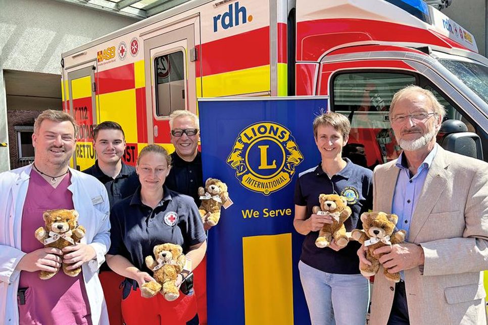 von links – Jan Klinkenstein, Leiter der zentralen Notaufnahme in Oldenburg, Florian Kinkel, Jasmin Oldenburg, Andreas Schöning, rdh Rettungsdienst Holstein, Dr. Birgit Rinn und Präsident Werner Zeiß, Lions Club.