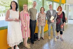 Die Scharbeutzer Bürgermeisterin Bettina Schäfer (von links), Timmendorfer Strands Bürgervorsteherin Anja Evers, Hilmar Götze, Ingaburgh Klatt (Gedenkstätte Ahrensbök), Bürgermeister Sven Partheil-Böhnke (Timmendorfer Strand) und Lehrerin Andrea Finke-Schaak nach der Ausstellungseröffnung im Ostsee-Gymnasium.