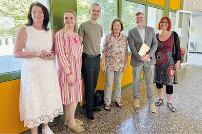 Die Scharbeutzer Bürgermeisterin Bettina Schäfer (von links), Timmendorfer Strands Bürgervorsteherin Anja Evers, Hilmar Götze, Ingaburgh Klatt (Gedenkstätte Ahrensbök), Bürgermeister Sven Partheil-Böhnke (Timmendorfer Strand) und Lehrerin Andrea Finke-Schaak nach der Ausstellungseröffnung im Ostsee-Gymnasium.