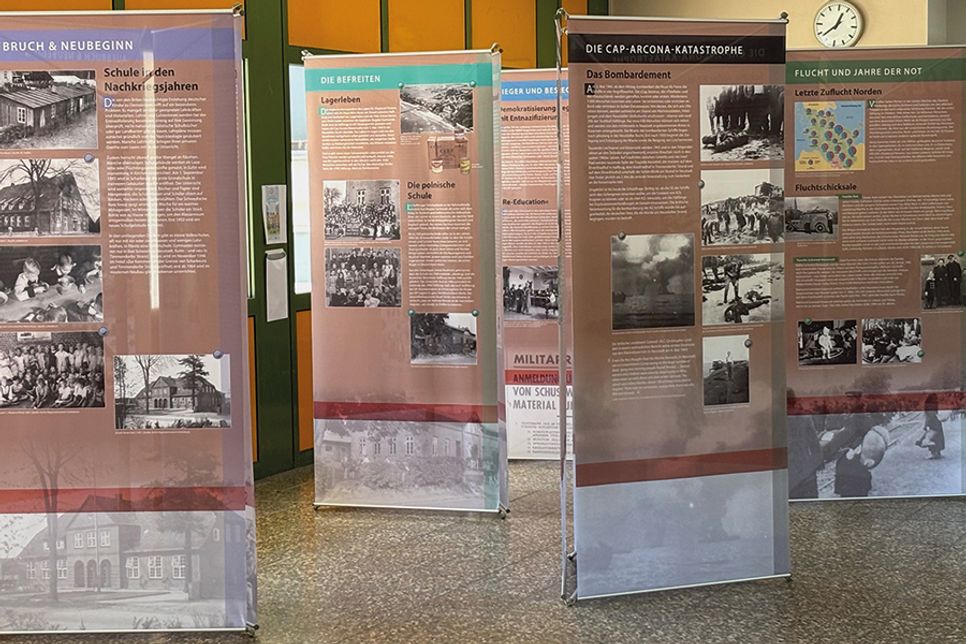 Bis zum 18. Juli ist die Wanderausstellung „1945 – Kriegsende und Neubeginn. Die Lübecker Bucht vor 80 Jahren“ im Ostsee-Gymnasium in Timmendorfer Strand zu sehen.