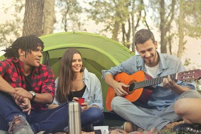 Radfahren und Camping sind die perfekte Kombination für alle, die ein Abenteuer suchen und gleichzeitig die Freiheit und Flexibilität genießen möchten.