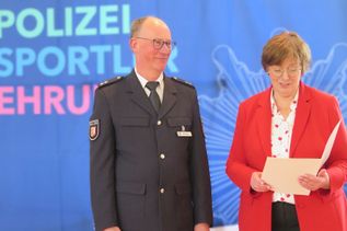 Michael Meckert erhielt eine Auszeichnung für seine langjährigen Verdienste als Fachwart für „Gesundheitspräventionssport“ in der Landespolizei. Meckert gehört seit 30 Jahren zum Sport- und Bildungszentrum der PD AFB.