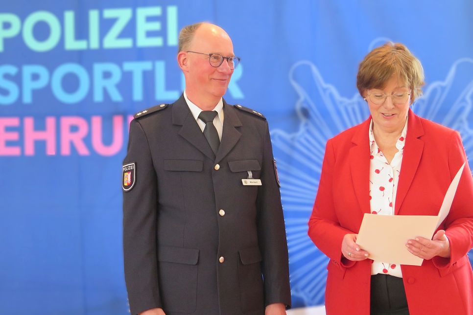 Michael Meckert erhielt eine Auszeichnung für seine langjährigen Verdienste als Fachwart für „Gesundheitspräventionssport“ in der Landespolizei. Meckert gehört seit 30 Jahren zum Sport- und Bildungszentrum der PD AFB.