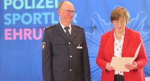 Michael Meckert erhielt eine Auszeichnung für seine langjährigen Verdienste als Fachwart für „Gesundheitspräventionssport“ in der Landespolizei. Meckert gehört seit 30 Jahren zum Sport- und Bildungszentrum der PD AFB.