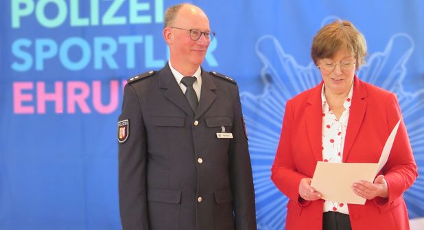 Michael Meckert erhielt eine Auszeichnung für seine langjährigen Verdienste als Fachwart für „Gesundheitspräventionssport“ in der Landespolizei. Meckert gehört seit 30 Jahren zum Sport- und Bildungszentrum der PD AFB.