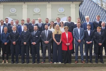 Gemeinsam mit den geehrten Polizeisportlerinnen und -sportler stellte sich Innenministerin Sabine Sütterlin-Waack und Landespolizeidirektiorin Maren Freyher zum Gruppenfoto.