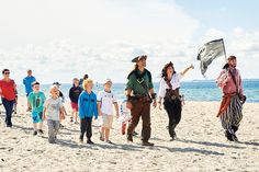 In Scharbeutz können kleine Piraten mit den großen Seeräubern des Piraten-Action-Open-Air-Theaters Grevesmühlen auf Schatzsuche gehen.