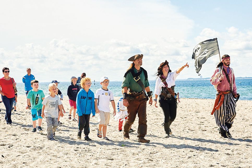 In Scharbeutz können kleine Piraten mit den großen Seeräubern des Piraten-Action-Open-Air-Theaters Grevesmühlen auf Schatzsuche gehen.
