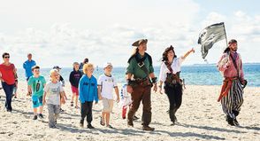 In Scharbeutz können kleine Piraten mit den großen Seeräubern des Piraten-Action-Open-Air-Theaters Grevesmühlen auf Schatzsuche gehen.