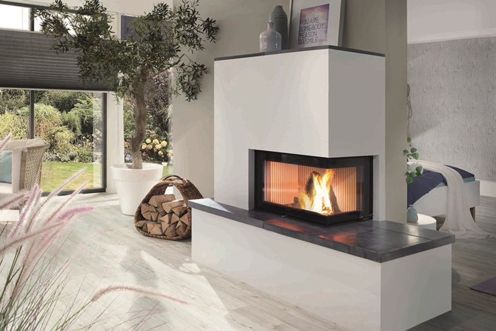 Schlanker Heizkamin mit Speicher - stark auf kleinem Raum.