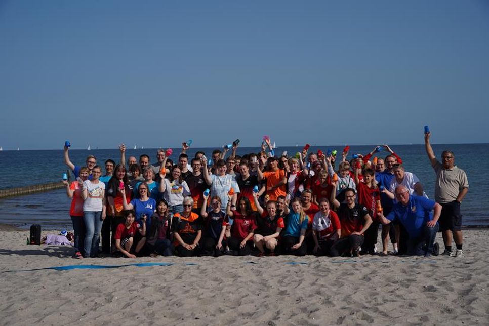 Auf der Bühne im Kellenhusener Kursaal werden Becher in Spitzen-Geschwindigkeiten auf- und abgestapelt.