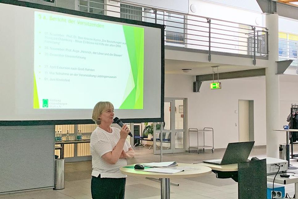 Frau Dr. Stephanie Barth ist Vorsitzende der Stiftung und moderierte die Jahreshauptversammlung.