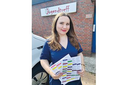 Tatiana Pourkian von der Kinder- und Jugendberatung der Gemeinde Timmendorfer Strand mit dem Programm des Sommerferienpasses.