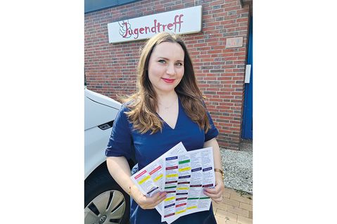 Tatiana Pourkian von der Kinder- und Jugendberatung der Gemeinde Timmendorfer Strand mit dem Programm des Sommerferienpasses.