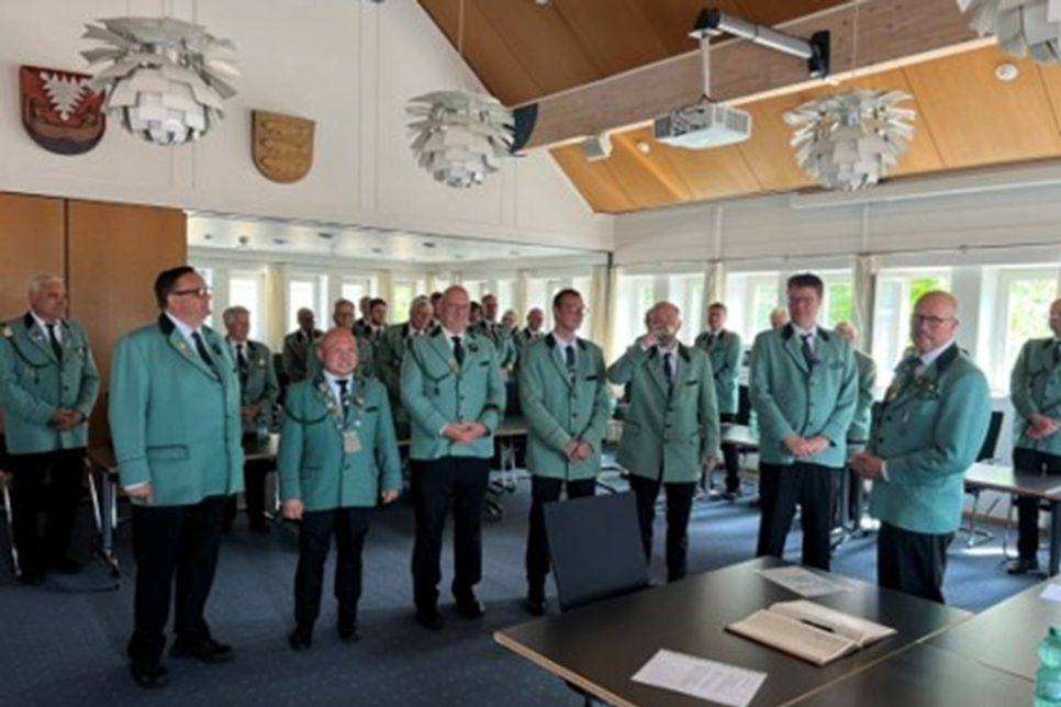 Die Rekruten Olaf Peikert, Calvin Ng, Florian Jaekel, Andre Rogge, Pierre Hertel, Hendrik Wermer sowie der Obmann für Gildewesen und Mitglieder Dorian Sommer (v.lks.) beim traditionellen Schluck aus dem Goldenen Apfel der Gilde.
