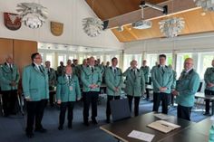 Die Rekruten Olaf Peikert, Calvin Ng, Florian Jaekel, Andre Rogge, Pierre Hertel, Hendrik Wermer sowie der Obmann für Gildewesen und Mitglieder Dorian Sommer (v.lks.) beim traditionellen Schluck aus dem Goldenen Apfel der Gilde.