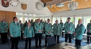 Die Rekruten Olaf Peikert, Calvin Ng, Florian Jaekel, Andre Rogge, Pierre Hertel, Hendrik Wermer sowie der Obmann für Gildewesen und Mitglieder Dorian Sommer (v.lks.) beim traditionellen Schluck aus dem Goldenen Apfel der Gilde.