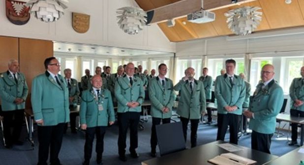 Die Rekruten Olaf Peikert, Calvin Ng, Florian Jaekel, Andre Rogge, Pierre Hertel, Hendrik Wermer sowie der Obmann für Gildewesen und Mitglieder Dorian Sommer (v.lks.) beim traditionellen Schluck aus dem Goldenen Apfel der Gilde.