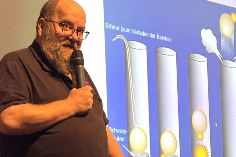 Christian Hartmann von Ostsee-Pyrotechnik erklärte anschaulich, wie Feuerwerksbomben funktionieren.
