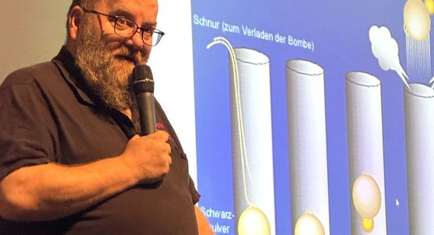Christian Hartmann von Ostsee-Pyrotechnik erklärte anschaulich, wie Feuerwerksbomben funktionieren.