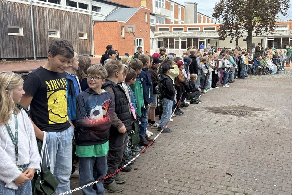 Gespanntes Warten auf dem Schulhof: Die jungen Studenten stehen bereit für den praktischen Teil.