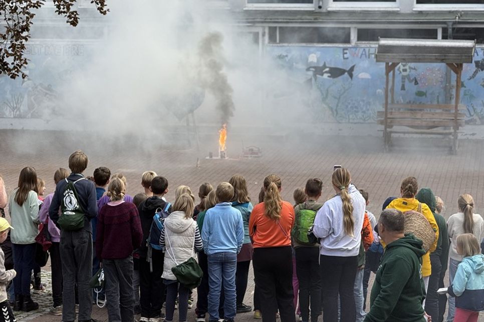 Ganz schön neblig: Christian Hartmann zeigte den Kindern auf dem Schulhof, was Pyrotechnik alles kann.