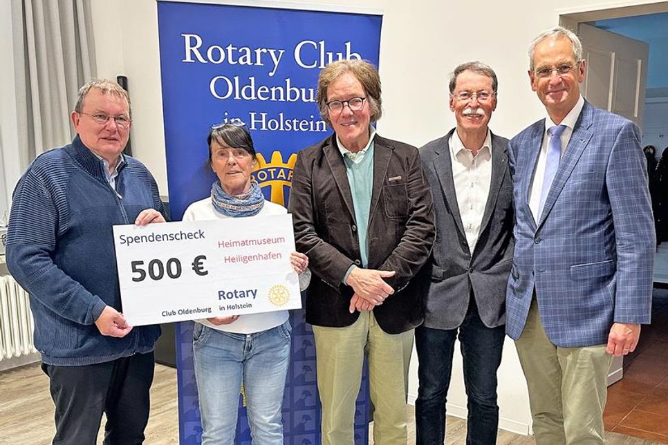 Der symbolische Scheck ist übergeben; v.l.n.r.: Rotary Vizepräsident Uwe Lankau, Vorstandsvorsitzende Frauke Matschuck, Fotokünstler Reiner Binkowski, Dr. Thomas Haller, Präsident Hannes Wendroth.