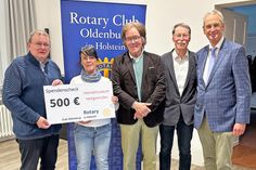 Der symbolische Scheck ist übergeben; v.l.n.r.: Rotary Vizepräsident Uwe Lankau, Vorstandsvorsitzende Frauke Matschuck, Fotokünstler Reiner Binkowski, Dr. Thomas Haller, Präsident Hannes Wendroth.