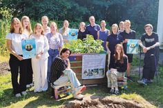 Die Schüler des Bio-Profils mit Schulleiterin Dr. Cordula Braun (Mitte) und Lehrerin Britta Schulze vor ihrem fertiggstellten Projekt „Nachhaltiges Frühhochbeet“, für das sie von Andreas Czayka und Lale Schoenberg als einer der Gewinner des „Ostseetalents“ gekürt worden.
