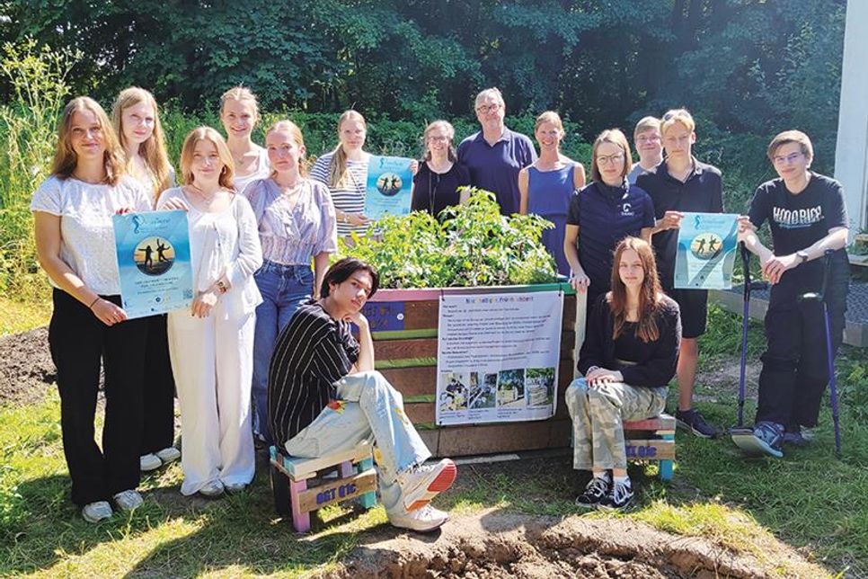 Die Schüler des Bio-Profils mit Schulleiterin Dr. Cordula Braun (Mitte) und Lehrerin Britta Schulze vor ihrem fertiggstellten Projekt „Nachhaltiges Frühhochbeet“, für das sie von Andreas Czayka und Lale Schoenberg als einer der Gewinner des „Ostseetalents“ gekürt worden.